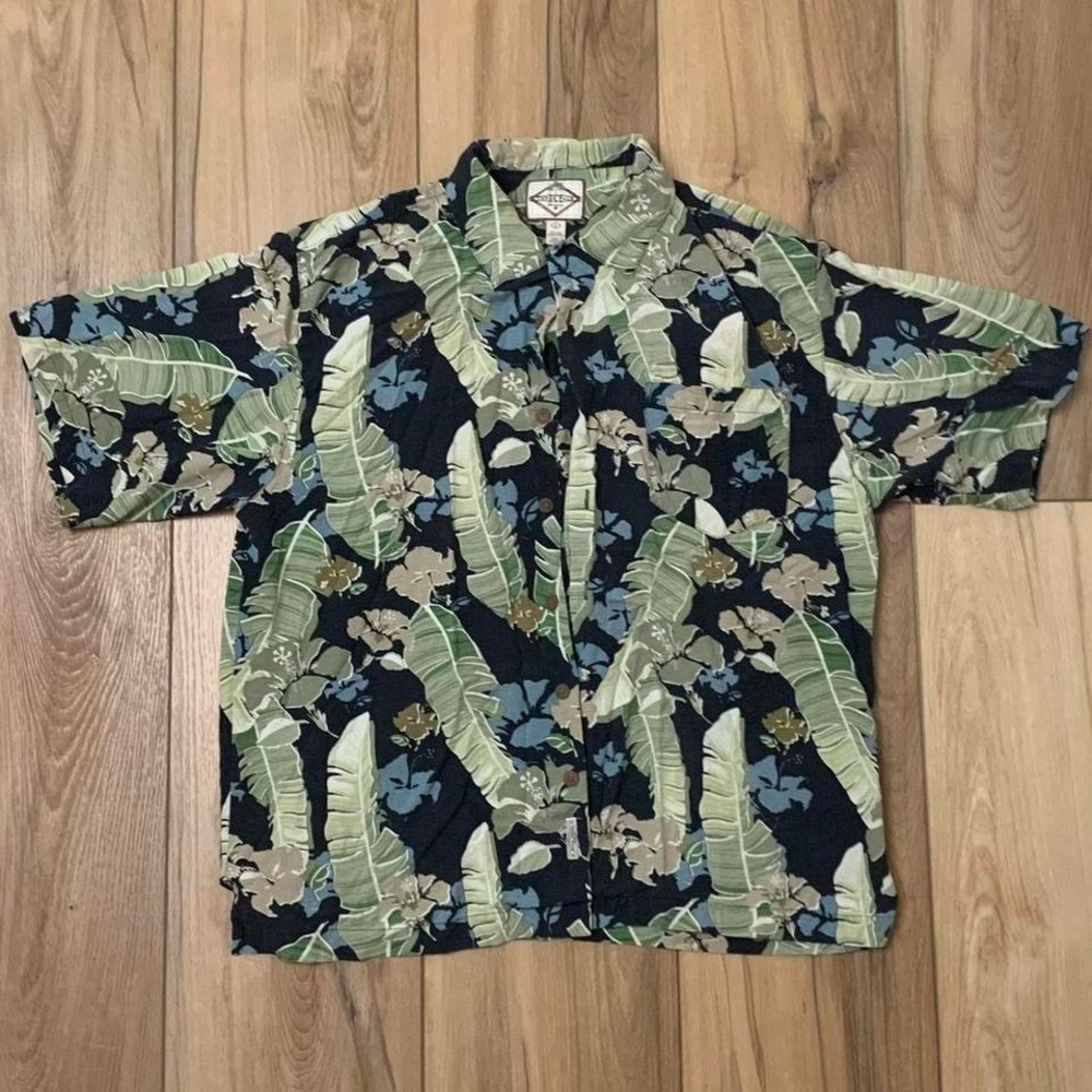 Vintage 90s Silk Hawaiian Men’s Button Up Short Sleeve Vacation Tropical Pattern